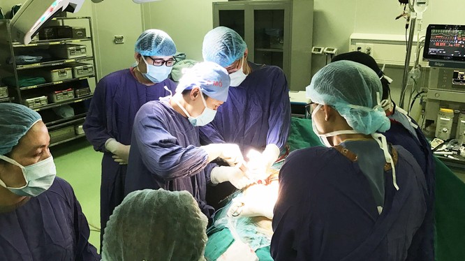 Các bác sĩ phẫu thuật tiến hành thay khớp háng thế hệ mới cho anh N.V.T. (Ảnh: Bệnh viện Hữu nghị Việt Đức). 