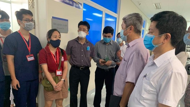 Thứ trưởng Bộ Y tế Nguyễn Trường Sơn kiểm tra công tác điều trị bệnh nhân mắc COVID-19 tại Bệnh viện Đa khoa Trung ương Quảng Nam (Ảnh: Anh Văn)