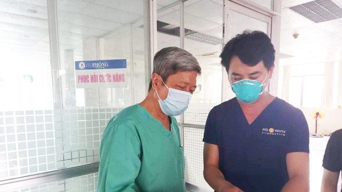 Thứ trưởng Bộ Y tế Nguyễn Trường Sơn trực tiếp kiểm tra khu chạy thận nhân tạo tại Bệnh viện Đà Nẵng (Ảnh: Anh Văn) 
