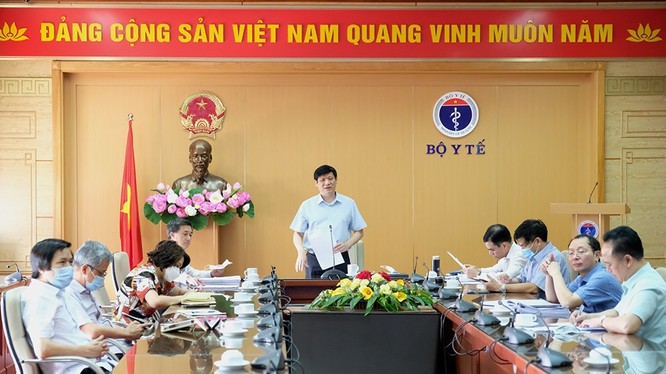 Quyền Bộ trưởng Bộ Y tế Nguyễn Thanh Long chủ trì cuộc họp giao ban trực tuyến với các bệnh viện trung ương và Sở Y tế các tỉnh, thành phố (Ảnh: Trần Minh) 