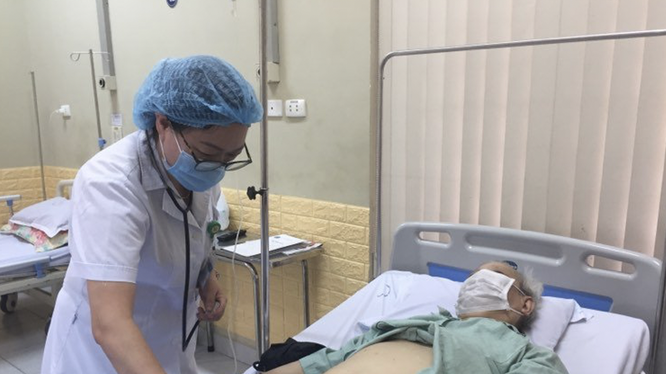Bác sĩ khám bệnh cho bệnh nhân tại Bệnh viện Hữu Nghị (Ảnh: Bệnh viện Hữu Nghị) 