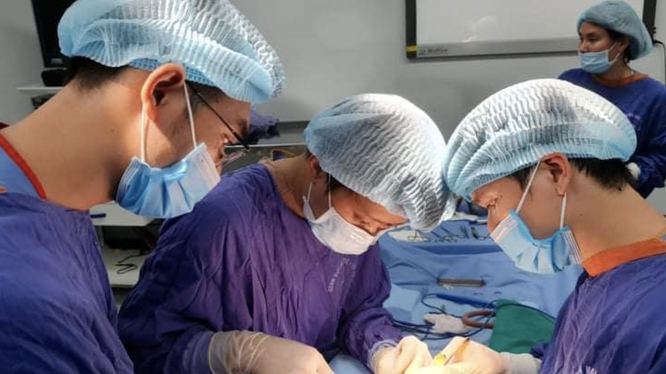 Các bác sĩ phẫu thuật dương vật cho bệnh nhân (Ảnh: Bệnh viện Đại học Y Hà Nội) 