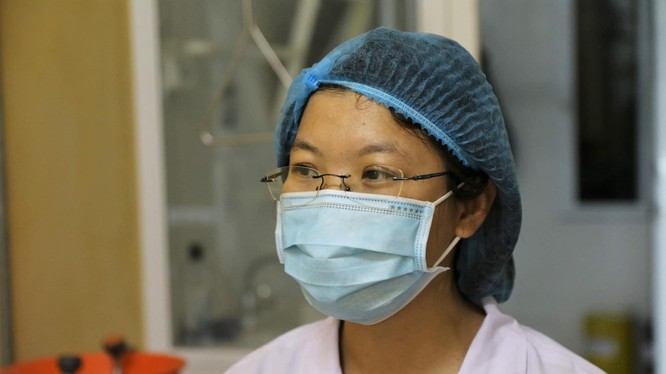 Chị Huyên làm việc tại phòng PCR đã 9 đêm không ngủ, còn chồng chị công tác 3 tháng nay chưa về nhà.(Ảnh Kim Dung – Trung Sơn)