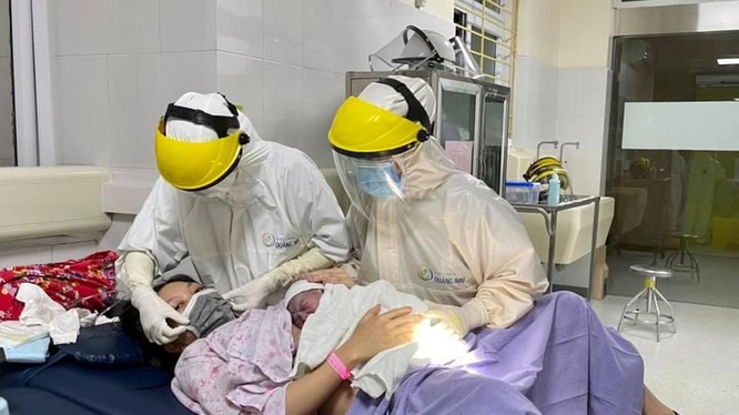 Sản phụ sinh con trong khu cách ly ở Bệnh viện Sản Nhi Quảng Ninh (Ảnh - BVCC) 