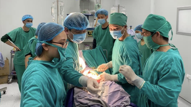 Các bác sĩ phẫu thuật cho sản phụ nguy kịch ở Trung tâm Y tế huyện Cô Tô (Ảnh - BVCC) 