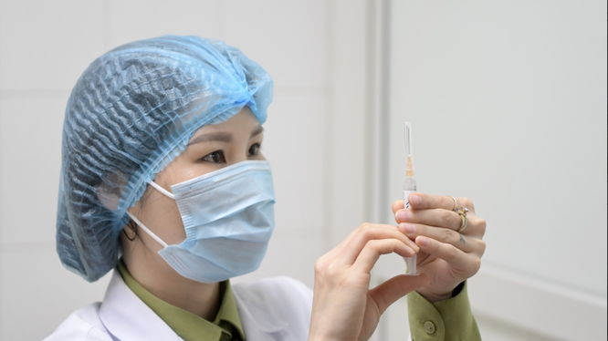 Nhân viên y tế chuẩn bị tiêm thử nghiệm vaccine phòng COVID-19 (Ảnh - Hoàng Anh)