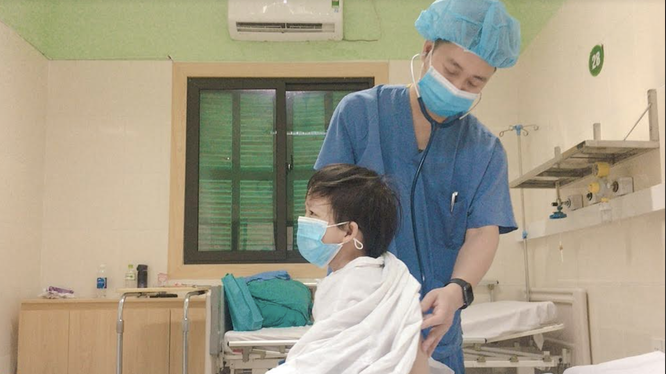 Bác sĩ khám cho bé H. trước khi xuất viện (Ảnh - BVCC) 