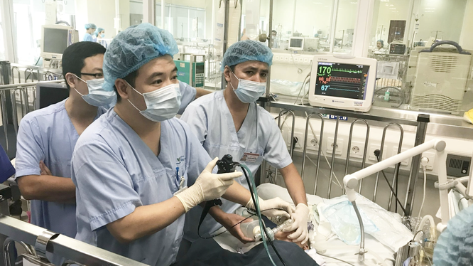 Bác sĩ nội soi, lấy dị vật đường thở cho bé (Ảnh - BVCC) 