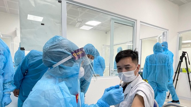 Bác sĩ, nhân viên y tế tuyến đầu được tiêm vaccine phòng COVID-19 (Ảnh - Tuấn Dũng) 
