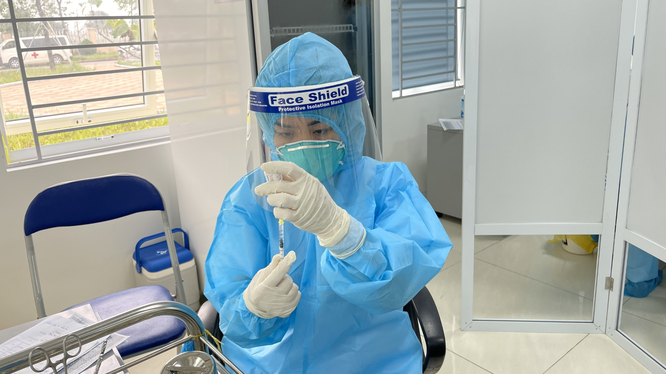 Nhân viên y tế chuẩn bị tiêm vaccine phòng COVID-19 (Ảnh - Tuấn Dũng) 