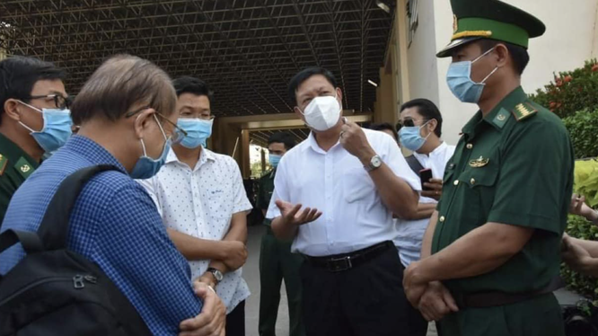Thứ trưởng Đỗ Xuân Tuyên kiểm tra công tác phòng, chống dịch tại cửa khẩu Mộc Bài (Ảnh - Khôi Nguyễn) 