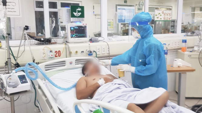 Bác sĩ ở Khoa Cấp cứu, Bệnh viện Bệnh Nhiệt đới Tảung ương chăm sóc cho bệnh nhân mắc COVID-19 nặng (Ảnh - Đặng Thanh) 