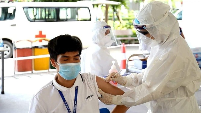 Nhân viên y tế tiêm vaccine phòng COVID-19 (Ảnh - BYT)