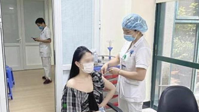 Hoa khôi khoe được tiêm vaccine phòng COVID-19 ở Bệnh viện Hữu Nghị (Ảnh - FB) 