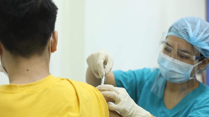 Tình nguyện viên khỏe mạnh được tiêm mũi 1 vaccine ARCT-154 tại Trung tâm thử nghiệm lâm sàng, Trường Đại học Y Hà Nội (Ảnh - Nguyễn Quyết)