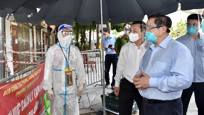Thủ tướng kiểm tra tình hình tại ngõ 328 đường Nguyễn Trãi, ổ dịch nóng nhất tại Hà Nội thời gian qua - Ảnh: VGP/Nhật Bắc 