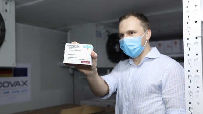Hơn 800.000 liều vaccine COVID-19 AstraZeneca do Đức hỗ trợ về đến Hà Nội (Ảnh - WHO)