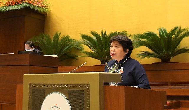 Chủ nhiệm Ủy ban Xã hội của Quốc hội Nguyễn Thúy Anh trình bày Báo cáo thẩm tra về công tác phòng, chống COVID-19 và tình hình thực hiện Nghị quyết số 30/2021/QH15 