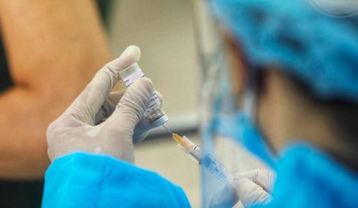 Nhân viên y tế chuẩn bị tiêm vaccine (Ảnh - ST)