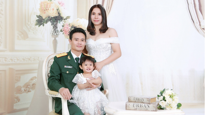 Gia đình Thượng úy Đậu Văn Dũng, chị Phạm Thị Ngọc và con gái Đậu Hà Lan (Ảnh - BVCC)