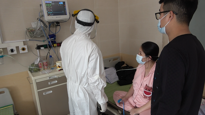 Bác sĩ Bệnh viện Đa khoa Đức Giang thăm khám sức khỏe cho sản phụ sau hơn 1 tuần sau mổ (Ảnh - BVCC)