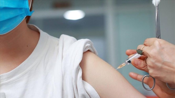 Tiêm vaccine COVID-19 (Ảnh - Hải Nguyễn) 