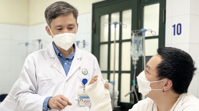 PGS.TS.TTƯT Nguyễn Mạnh Khánh thăm khám cho bệnh nhân sau phẫu thuật (Ảnh - BVCC)