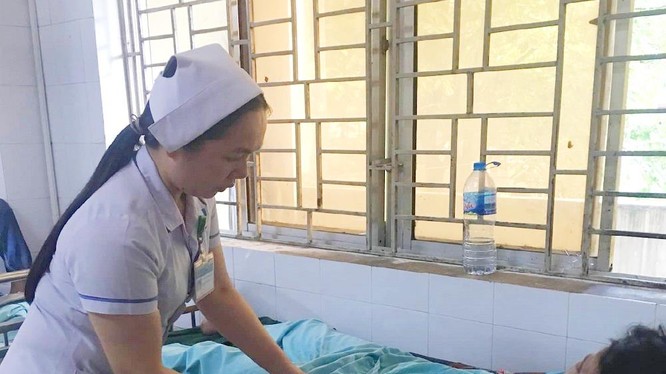 Thanh niên bị mất cả bàn tay do dùng điện thoại lúc sạc