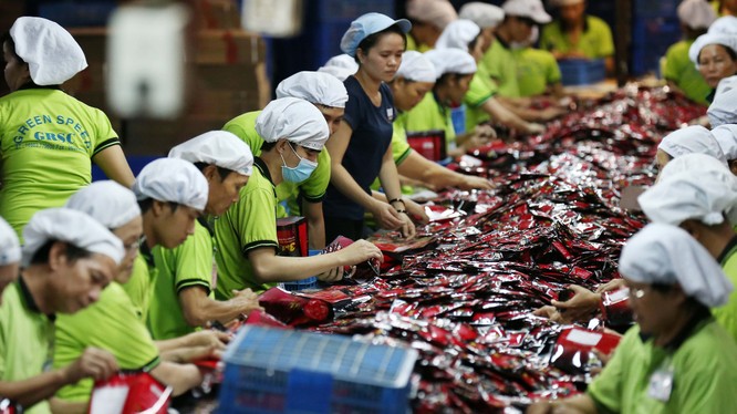 Cả doanh nghiệp Mỹ và Trung Quốc đều nói rằng chiến tranh thương mại khiến họ bị mất thị phần vào các công ty Việt Nam. (Ảnh: Nikkei)