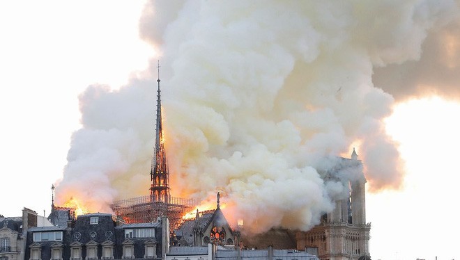 Vụ cháy lớn tại nhà thờ Đức bà Paris.