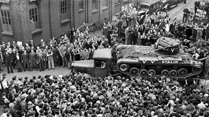 Xe tăng Valentine của Anh quốc được chuyển tới Liên Xô. 
