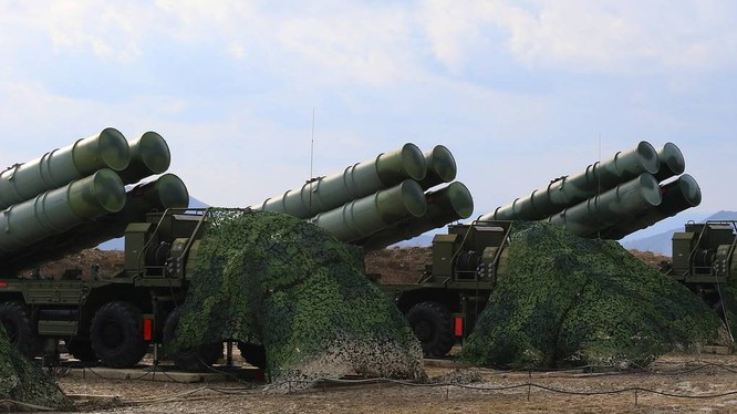 Hệ thống tên lửa đất đối không tầm trung và tầm xa S-400 cùng các bệ phóng tên lửa/súng tầm trung của Nga đã thực hành tấn công tên lửa hành trình của kẻ thù tại Crimea.