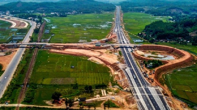 Dự án cao tốc Đà Nẵng-Quảng Ngãi mới đưa vào sử dụng từ tháng 9/2018 nhưng đã nhanh chóng xuống cấp, hư hỏng.