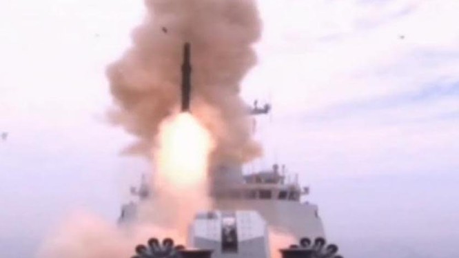 Tên lửa săn ngầm Y-8 lần đầu tiên xuất hiện trong cuộc tập trận quy mô lớn của Hạm đội Nam Hải, Hải quân Trung Quốc ở Biển Đông diễn ra vào tháng 7/2015. 