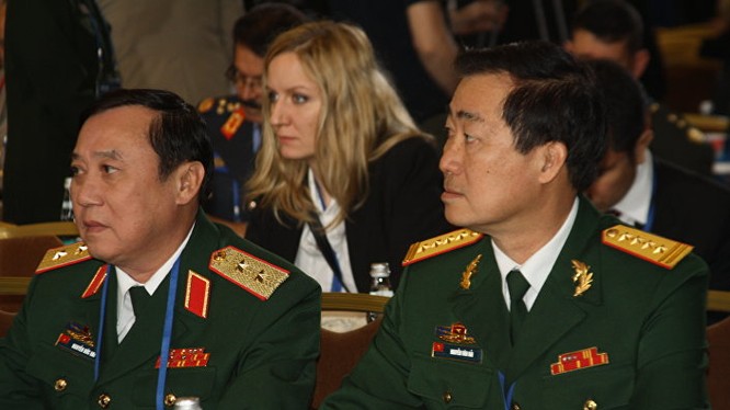 Phái đoàn quân sự của Việt Nam sang thăm Nga dưới sự dẫn đầu của Bộ trưởng Ngô Xuân Lịch.