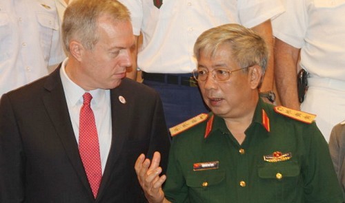 Ông Ted Osius trong một cuộc gặp gỡ với quan chức quốc phòng Việt Nam (ảnh tư liệu báo chí)
