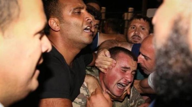 Binh sĩ quân đội Thổ Nhĩ Kỳ gây đảo chính bị người dân khống chế. Ảnh: Chinatimes.