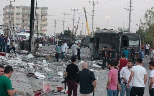 Hiện trường vụ đánh bom ngày 10/8 ở Kiziltepe, Thổ Nhĩ Kỳ - Ảnh: Reuters/BBC.