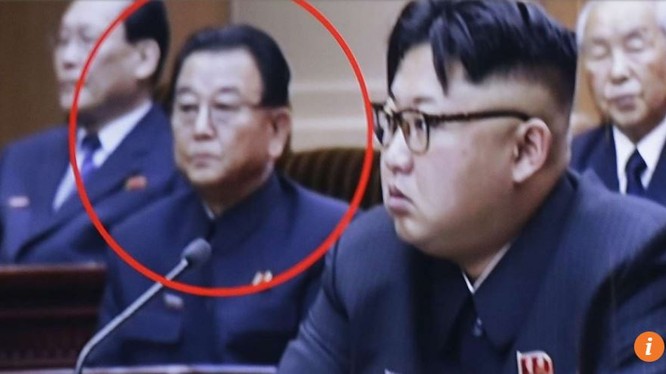 Ông Kim Yong Jin (vòng đỏ, phía sau)