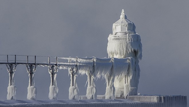Ngọn hải đăng ở hồ Michigan, một trong Ngũ Hồ ở Bắc Mỹ, biến thành lâu đài băng. Ảnh: AP.