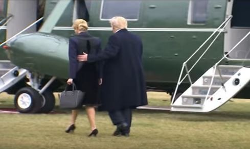 Cha con ông Trump lên trực thăng đến thăm thân nhân đặc nhiệm Mỹ