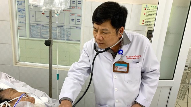  BS.CK2. Hoàng Ngọc Ánh - Phó trưởng khoa Hồi sức tích cực chống độc (BV Thống Nhất TP.HCM) đang khám cho bệnh nhân. Ảnh: BVCC