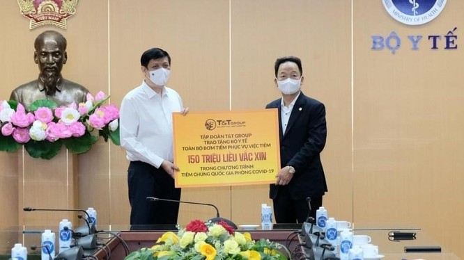 GS.TS Nguyễn Thanh Long- Bộ trưởng Bộ Y tế đã tiếp nhận tài trợ khoảng 150 triệu bơm kim tiêm. Ảnh: Trần Minh