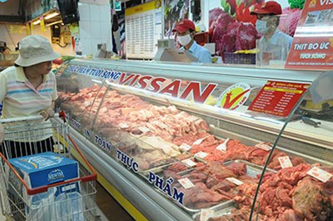 Các loại thịt ngoại nhập đang chiếm ưu thế trong siêu thị.