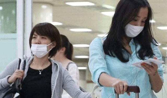 Phụ nữ Hàn Quốc mang khẩu trang chống lây nhiễm virus MERS