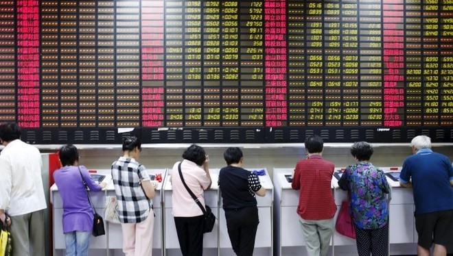 Các nhà đầu tư Trung Quốc ở Thượng Hải theo dõi diễn biến thị trường chứng khoán - Ảnh: Reuters
