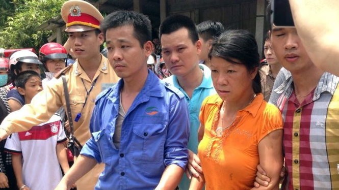 Nghi phạm Nguyễn Thị Hán được dẫn giải lên xe để đưa về trụ sở công an tỉnh Yên Bái