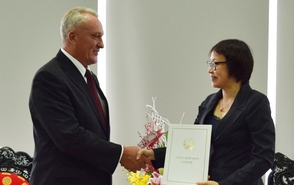 Tân Tổng lãnh sự Liên bang Nga trao Giấy Chấp nhận lãnh sự của Cục Lãnh sự, Bộ Ngoại giao Việt Nam cho Sở Ngoại vụ thành phố Đà Nẵng.