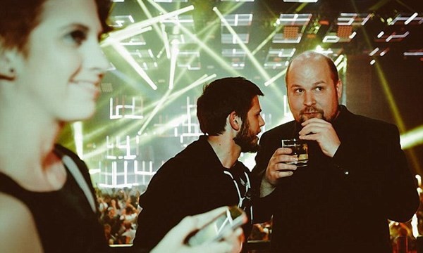 Markus Persson trong một bữa tiệc ở Las Vegas sau khi trở thành tỉ phú nhờ bán trò chơi Minecraft cho Microsoft
