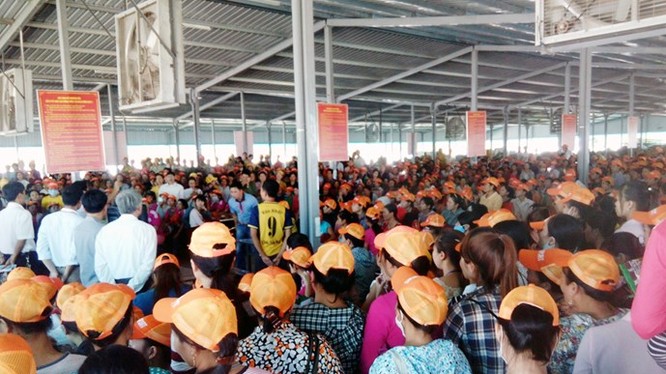 Lãnh đạo Công ty giày da Hong Fu và đại diện các cơ quan chức năng đối thoại với công nhân - Ảnh: Ngọc Minh